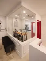 유리 상담실이 돋보이는 모던클래식 피아노학원